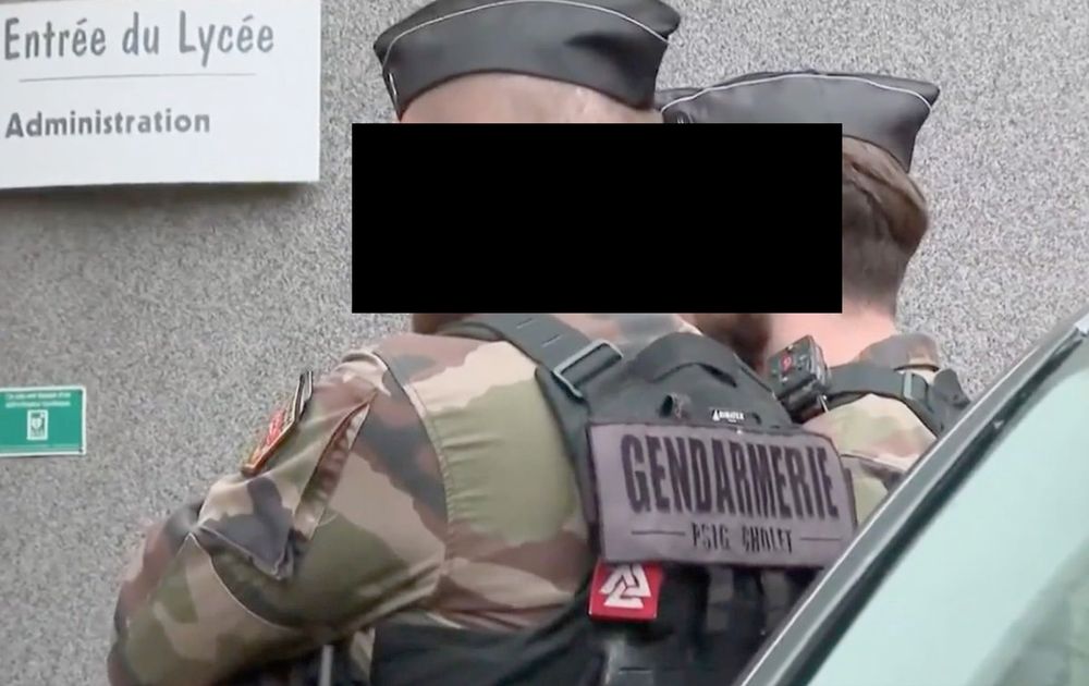 gendarme qui porte un patch valknut sur le dos
