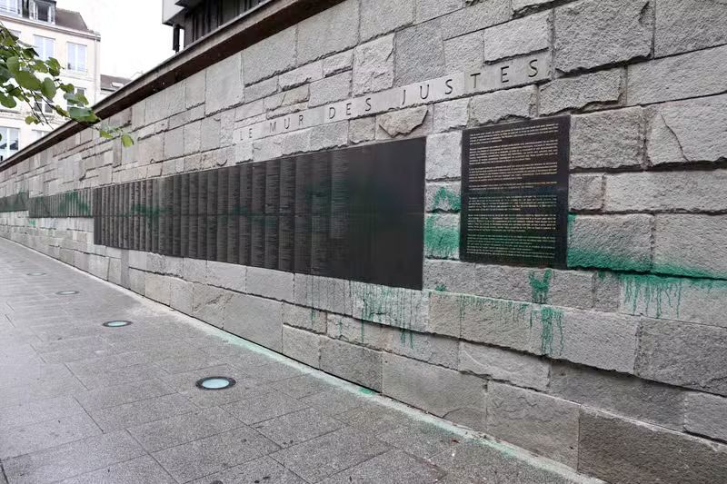 De la peinture verte projetée sur le Mur des justes du Mémorial de la Shoah, à Paris, le 31 mai 2025. THIBAUD MORITZ/AFP