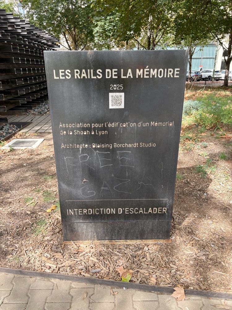 Samedi 30 août, la stèle du mémorial de la Shoah ( Les rails de la memoire), installée place Carnot dans le 2e arrondissement de Lyon, a été retrouvée vandalisée. L'inscription « Free Gaza » y a été gravée.