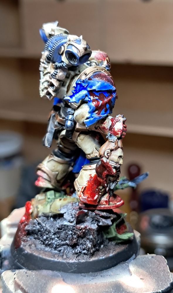Picture 2/3

Same as the previous picture but from the mini's right side, a blue banner emblazed with a bloody symbol of Khorne is tied to his shoulder.