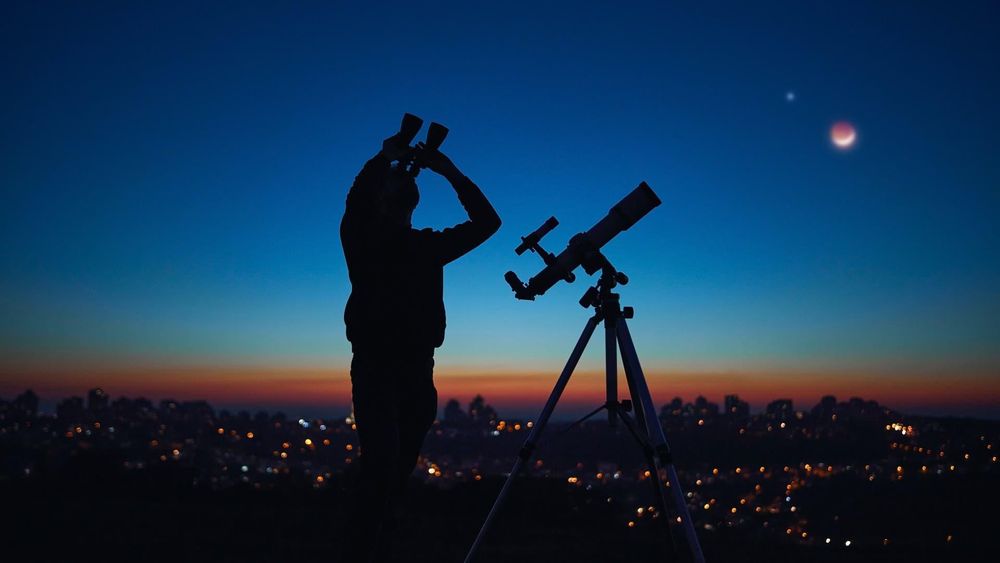 Astronomie mit dem Fernglas: Mond und Mars in der Krippe