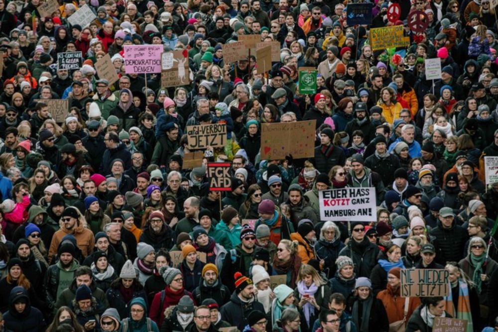 Politiek en media lopen achter radicaal-rechts aan, vindt Cas Mudde