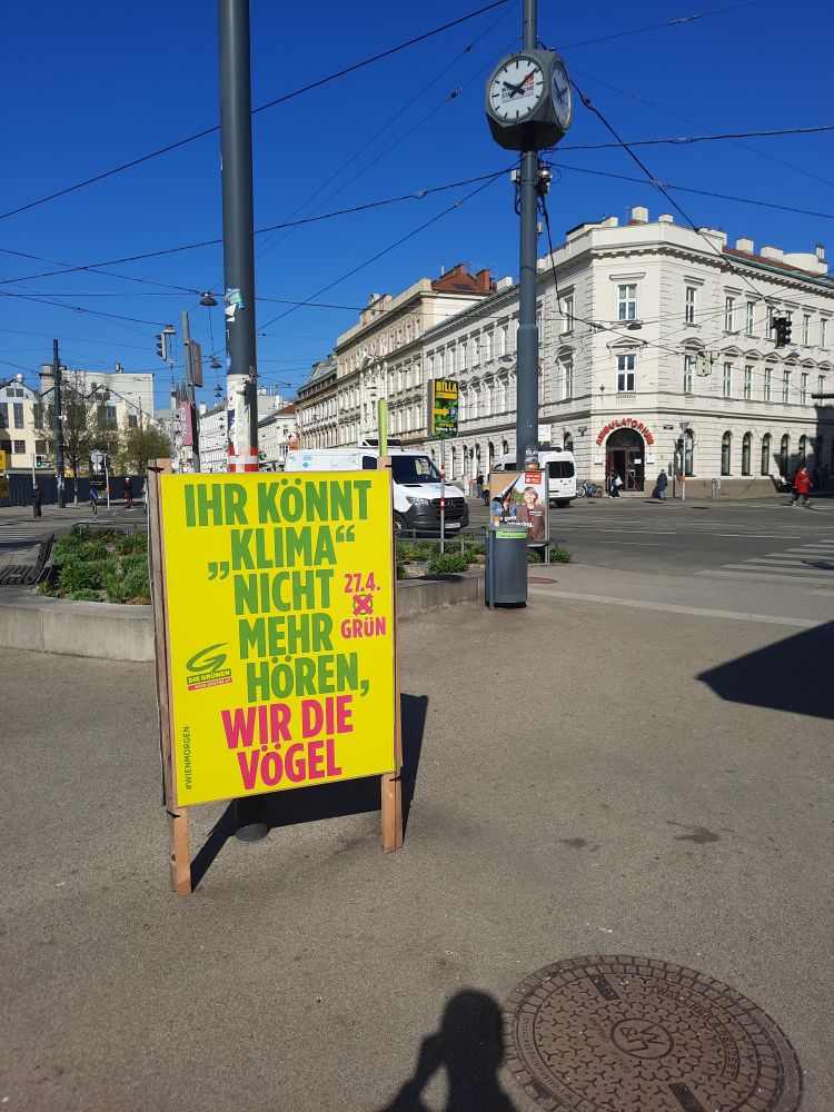 Plakat zur Wien Wahl "Ihr könnt"Klima" nicht mehr hören, wir die Vögel" 