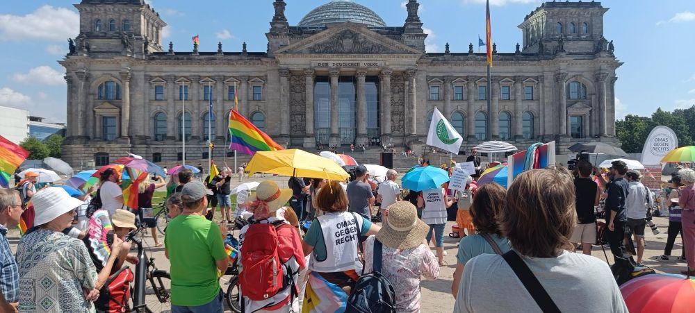 Demonstration vor dem Reichstag ,iniziiert von den Omas gegen Rechts.
Das Bild zeigt die bunte Menschenmenge vor dem Reichstagsgebäude mit vielen Regenbogenfahnen!