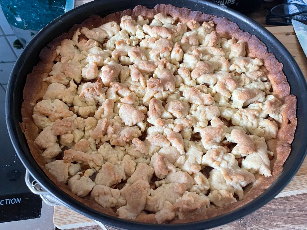 Frischer Apfelkuchen mit Streuseln, noch in der Springform