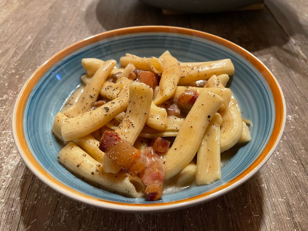 Rigatoni alla gricia angerichtet auf einem Teller