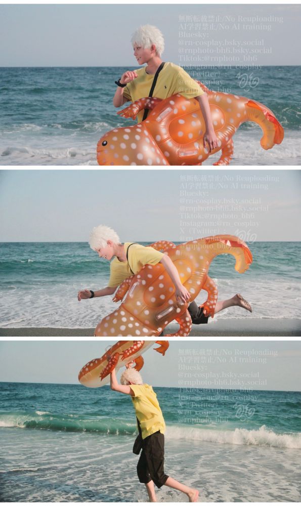 「光が死んだ夏」5巻26話の1ページをコスプレで表現した写真。
オオサンショウウオの浮き輪を持ったヒカルが海辺を走っている。