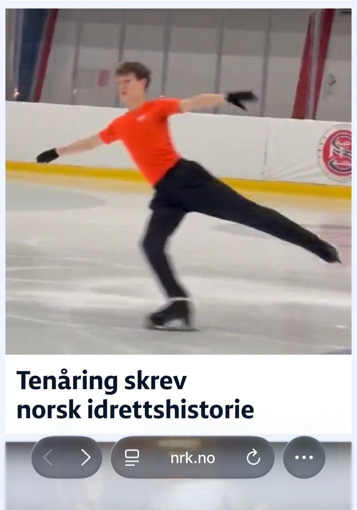 Bilde av fra NRK.no. Norske Daniil Valanov som gjør en piruett med armene ut og det ene benet ut på skøyter. Han har på en oransje T-skjorte, sorte hansker og en sort bukse.

Bildeksten: Tenåring skrev norsk idrettshistorie.