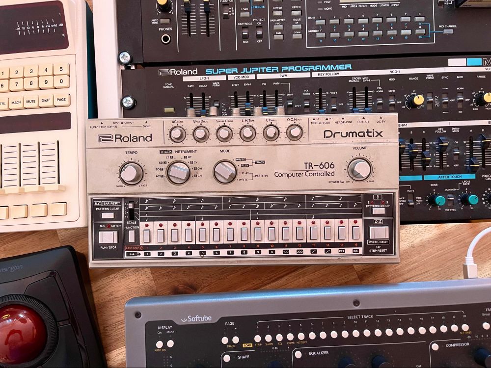 A picture showing my good old Roland TR606 drummachine from 1982.