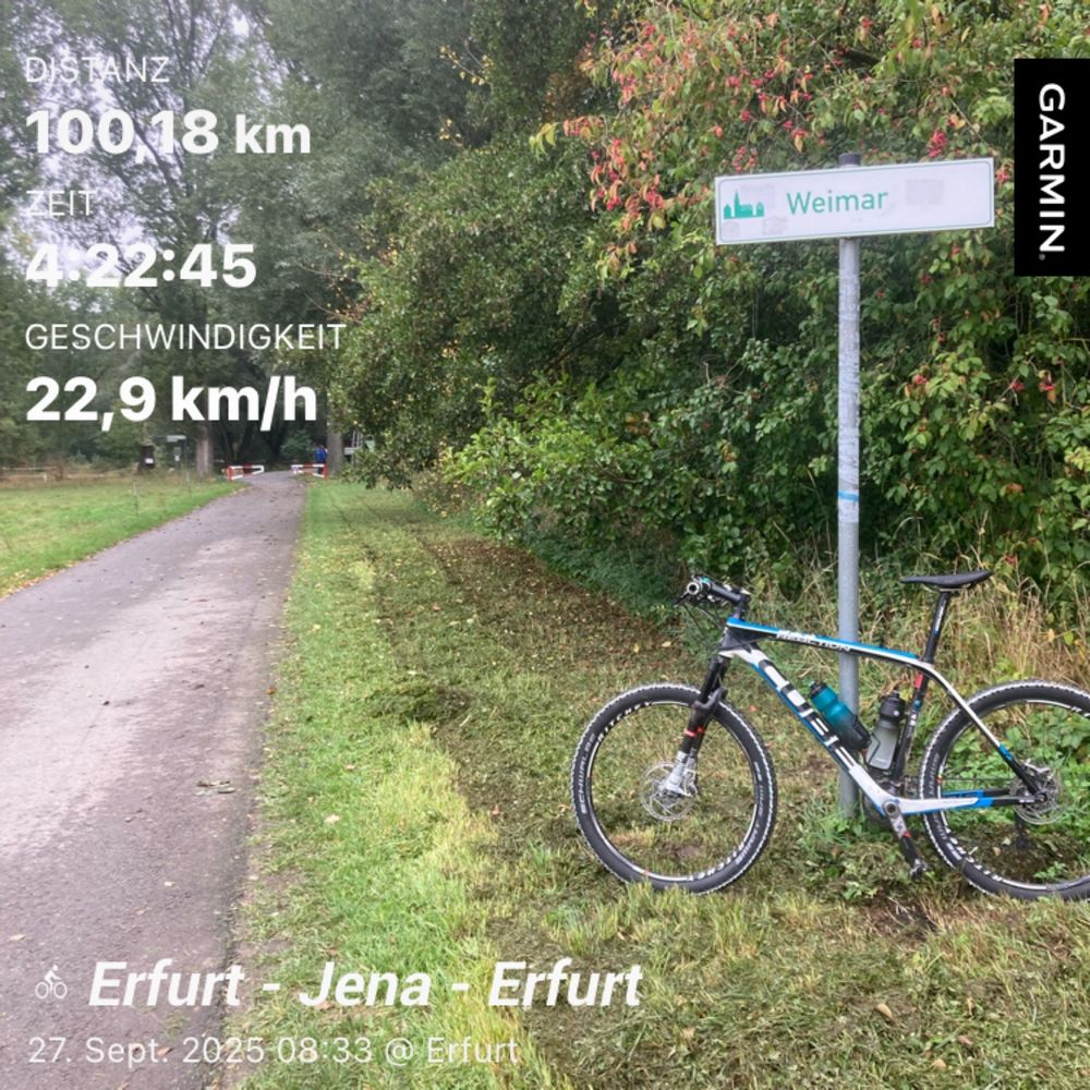 Mein Fahrrad vor einem Schild, auf dem Weimar steht. Oben links steht:
Distanz 100km
Zeit 4:22h
Geschwindigkeit 22,9km/h