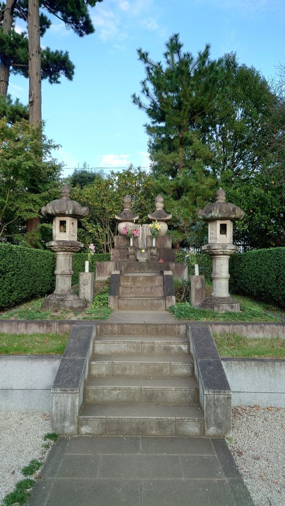 大田区洗足池にある勝海舟夫妻の墓です。両方に灯籠が置かれ二つ墓石が並びます