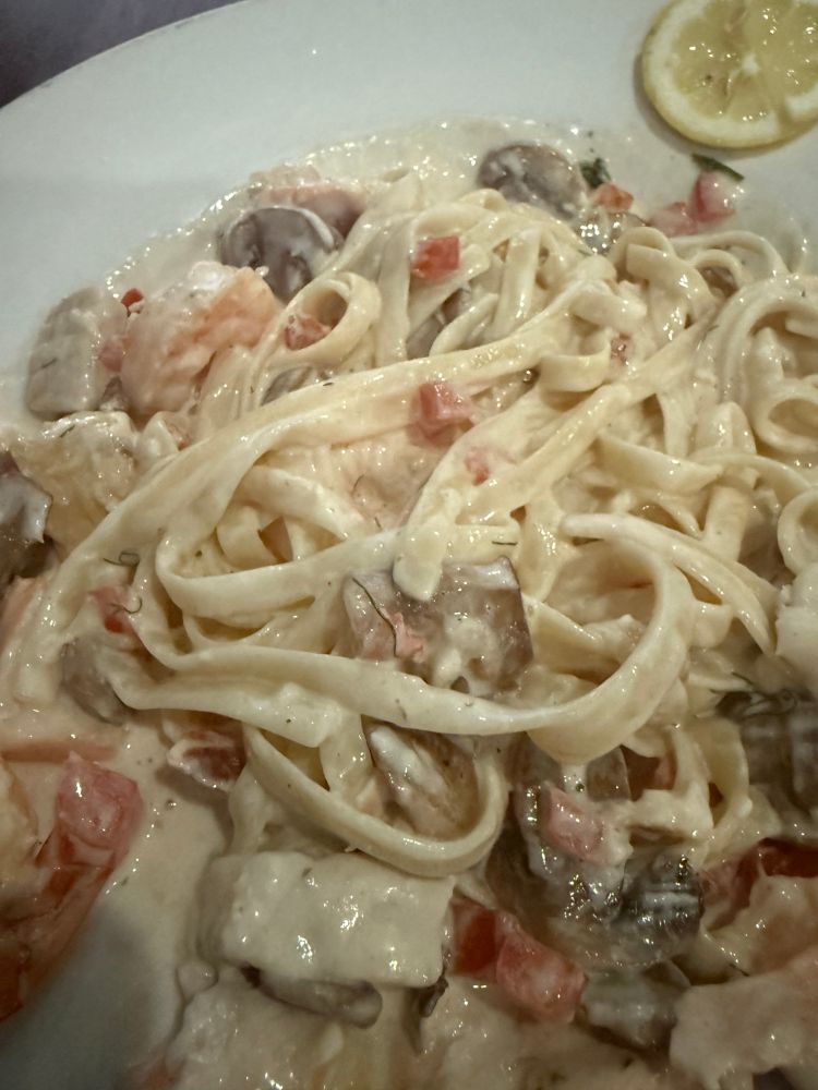 Flat pasta in cream sauce with shrimp and fish 