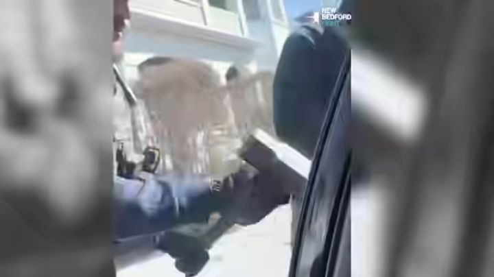 "They are acting with complete impunity.

They know they can even break a car window while people are still inside.

Can you imagine if there had been children in the car?

It's the most vulgar and brutal thing I've ever seen.

I'm ashamed of what this country has become.

It's truly a shame."

https://www.facebook.com/share/v/1Cg4AwmoCo/