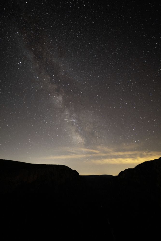 Cette image est correctement exposée pour le ciel (30 secondes, f/2.4 ISO 3.200 focale 15 mm). Bien sûr le sol est noir, sans aucun détail.