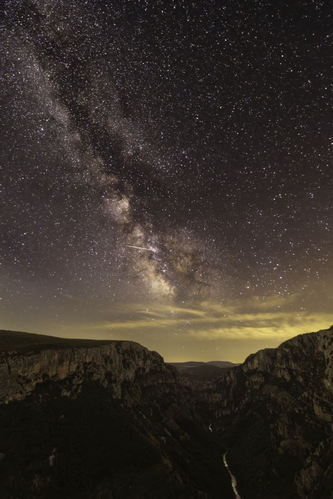 Voie lactée dans les gorges du Verdon. Cette image est une composite des 2 suivantes.