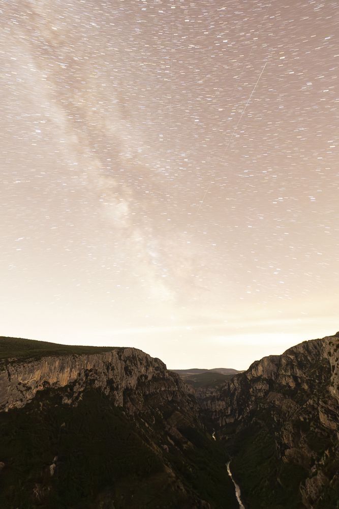 Cette image est exposée correctement pour le sol (3 mn de pose f/2.4 ISO 3200, focale 15 mm), bien sûr le ciel est cramé.
