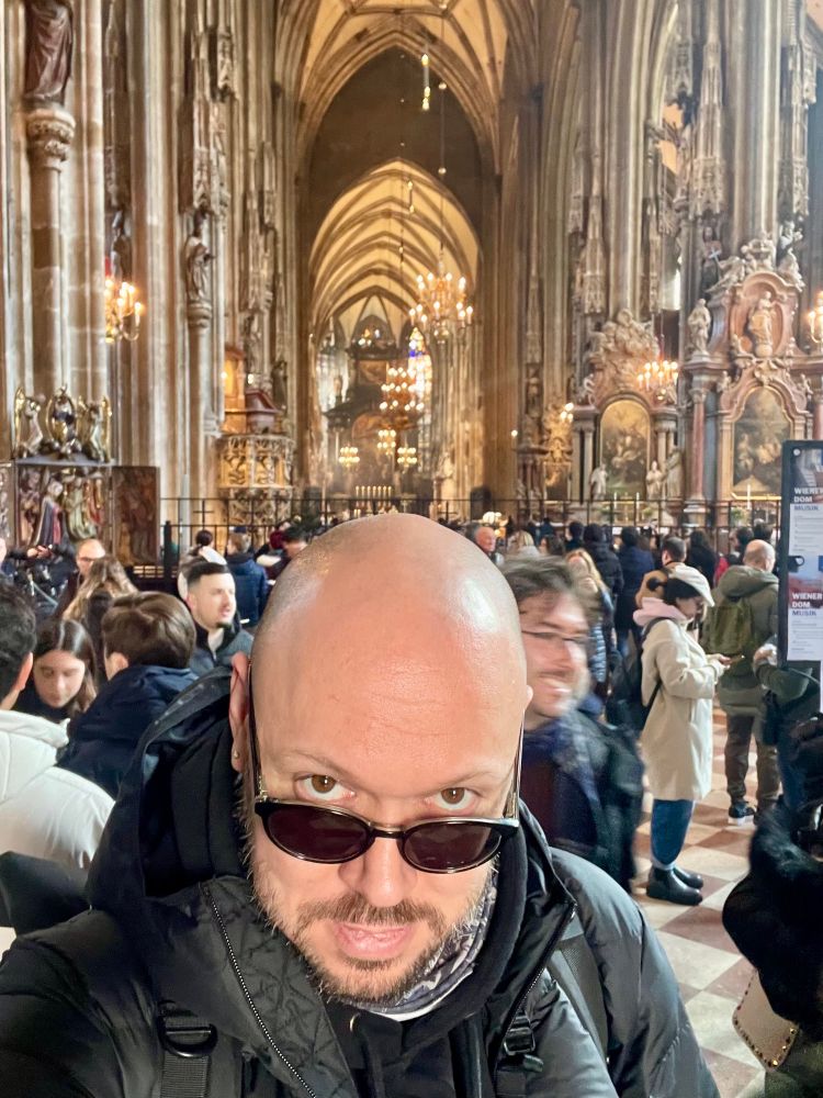 Selfie of norman.lol from inside the Stephansdom full of tourists