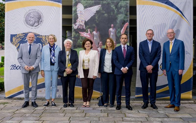 Andreas Kindl, Katja Sporn, Friederike Fless, Olympia Vikatou, Erofili-Eris Kolia, Aristides Panagiotopoulos, Oliver Pilz und Andreas Scholl. - Copyright DAI Athen