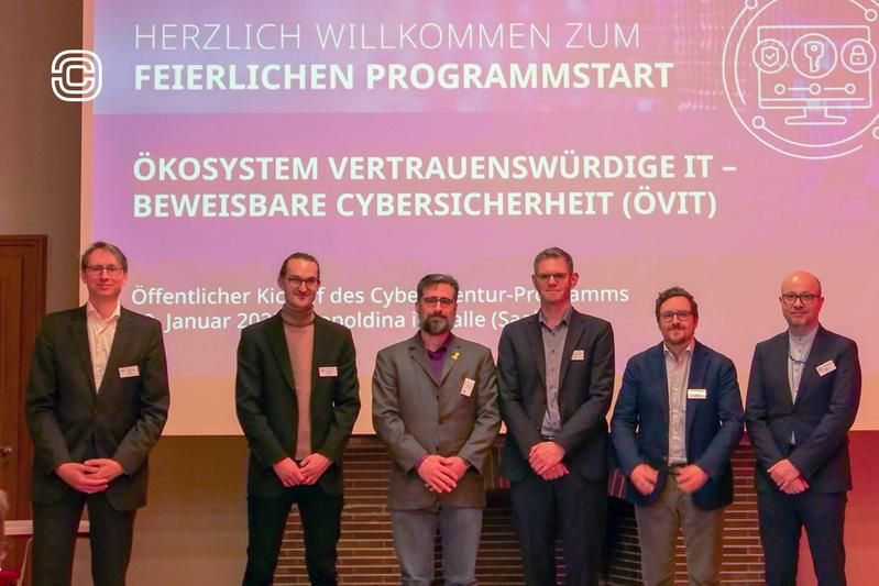 The project team led by Dr. Sebastian Jester (left) celebrates the official launch of the ÖvIT program today. - Copyright Cyberagentur, 2025