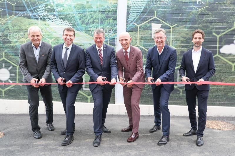 Eröffnung des Wasserstoff-Elektrolyse-Testzentrums an der TU Graz (v.l.): Viktor Hacker, Helmut Antrekowitsch, Horst Bischof, Willibald Ehrenhöfer, Elmar Pichl, Alexander Trattner. - Copyright Wolf - TU Graz