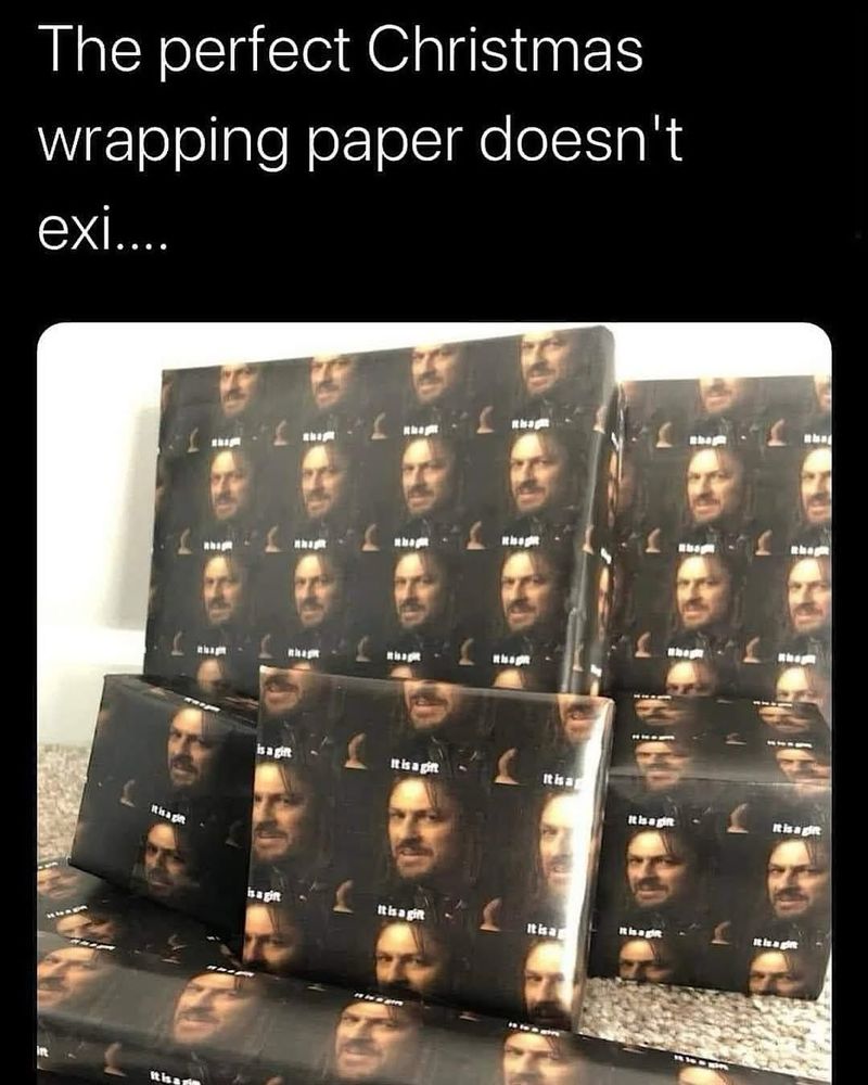 Varios objetos envueltos con un papel de regalo de El Señor de los Anillos. En la imagen, Boromir (ese señor que si sale en una película o serie sabes que le va a ir mal) pronuncia la famosa frase de "It's a gift".