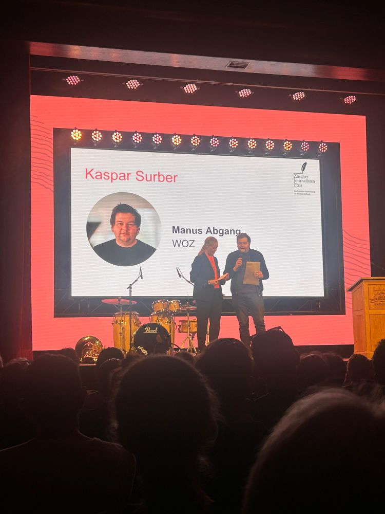 Kaspar Surber nimmt auf der Bühne des Kaufleuten den Preis entgegen.