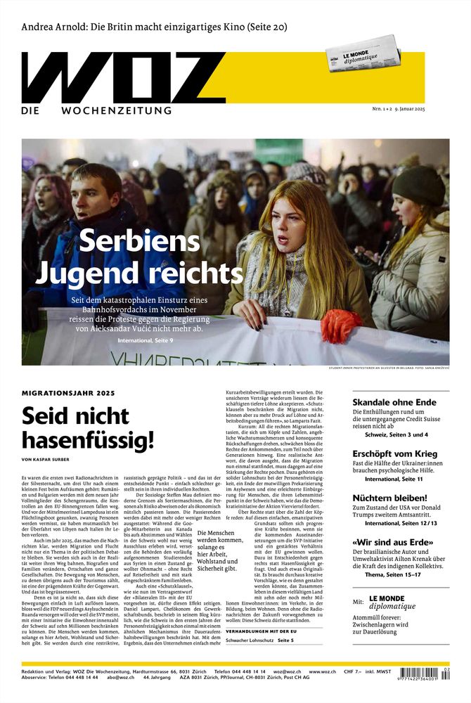Titelseite der WOZ von morgen Donnerstag mit folgenden Aufmachern: «Serbiens Jugend reichts: Seit dem katastrophalen Einsturz eines Bahnhofsvordachs im November reissen die Proteste gegen die Regierung von Aleksandar Vučić nicht mehr ab»; «Migrationsjahr 2025: Seid nicht hasenfüssig!»; «Andrea Arnold: Die Britin macht einzigartiges Kino».