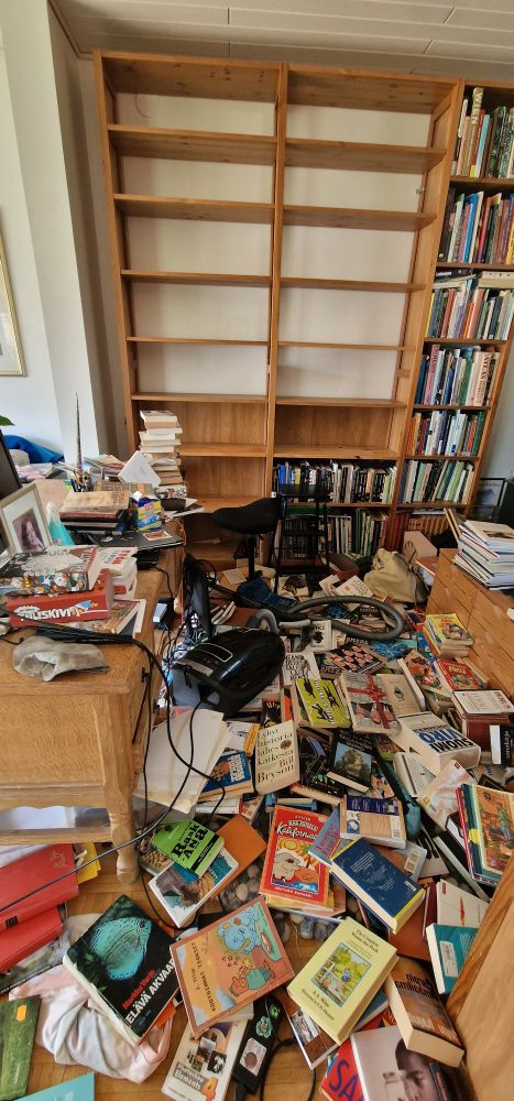 Lattialle osin tyhjennettyä kirjahyllyä, lattialla iso läjä kirjoja

#kirjataivas