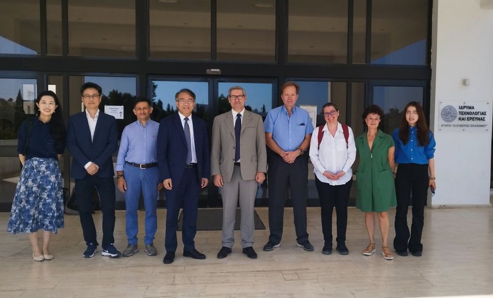 We had the honor to welcome at FORTH today, a delegation from the National Innovation Center Par Excellence (NICE) and the Jiangsu Industrial Technology Research Institute (JITRI), headed by Prof. Qing Liu, President of NICE/JITRI.  The visit included presentations by Prof. Qing Liu and Prof. Dimitris Plexousakis, FORTH’s Vice President and ICS Director, focusing on the mission, research activities, and strategic priorities of both organizations, followed by a fruitful discussion on possible areas of collaboration, and a guided lab tour at the Institute of Computer Science and the Institute of Electronic Structure and Laser, visiting the Distributed Computing Systems and Cybersecurity lab, the Ambient Intelligence Program, the Photonics for Heritage Science Group and the Ultrafast laser Micro and Nano-processing group.
This visit builds upon a Memorandum of Understanding signed between FORTH and NICE/JITRI in 2019, which set the framework for bilateral cooperation in high technology and industrial research, including joint projects in informatics, biotechnology, energy, materials, lasers, and other cutting-edge fields.
We would like to warmly thank the NICE/JITRI Delegation members: Prof. Qing Liu, President of NICE/JITRI, Dr. Paul Burrows, Former Vice President of JITRI and Secretary General of the WAITRO,  Ms. Xin Yao, Assistant Director of the Overseas Cooperation Department and Representative in the Netherlands, Mr. Cheng Xu, Representative in Northern Europe and Ms. Lilly Liu, Senior Manager of the Overseas Cooperation Department, for their visit and strong interest in fostering long-term scientific collaboration.
On behalf of FORTH, Dr. Emmanuel Stratakis, Acting Director of the Institute of Electronic Structure and Laser, Prof. Electra Gizeli, Vice-Director of the Institute of Molecular Biology & Biotechnology and Prof. Vasiliki Pavlidou, Acting Director of the Institute of Astrophysics, participated in the meeting.