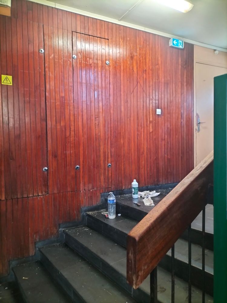 Panneaux muraux de pin rouge du Nord du Hall d'honneur re lustrés.