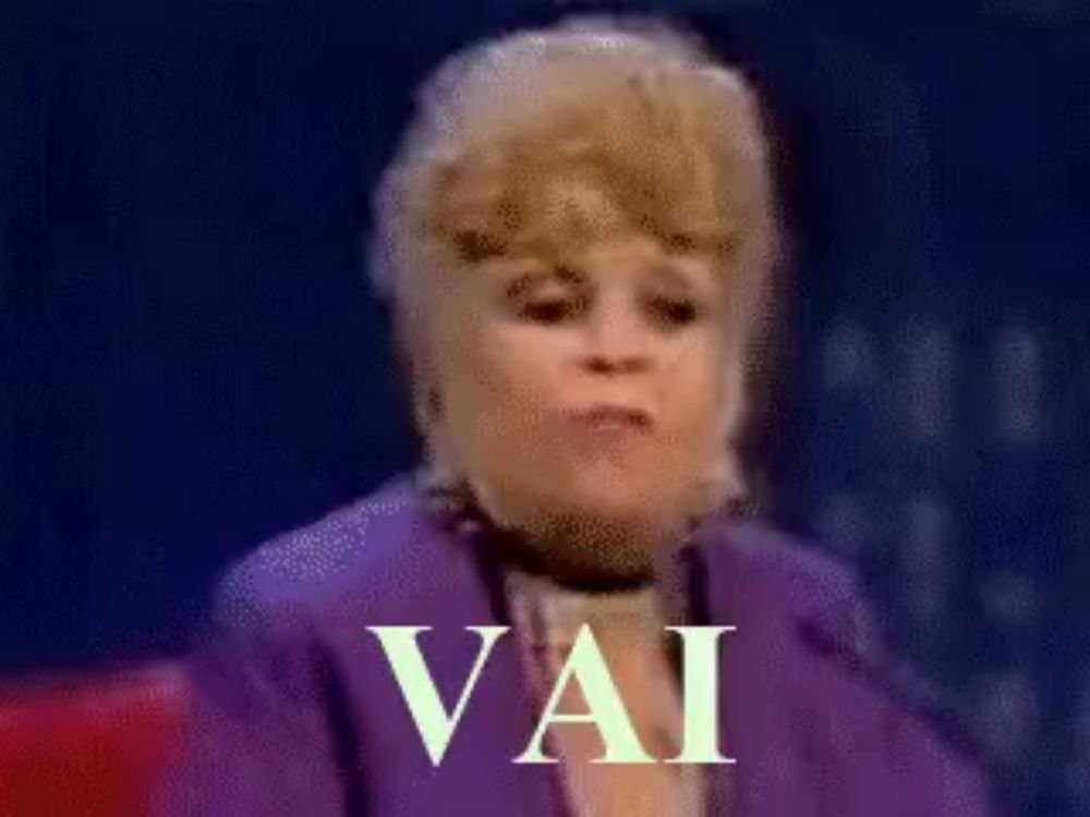 a woman in a purple suit with the word vai written on it