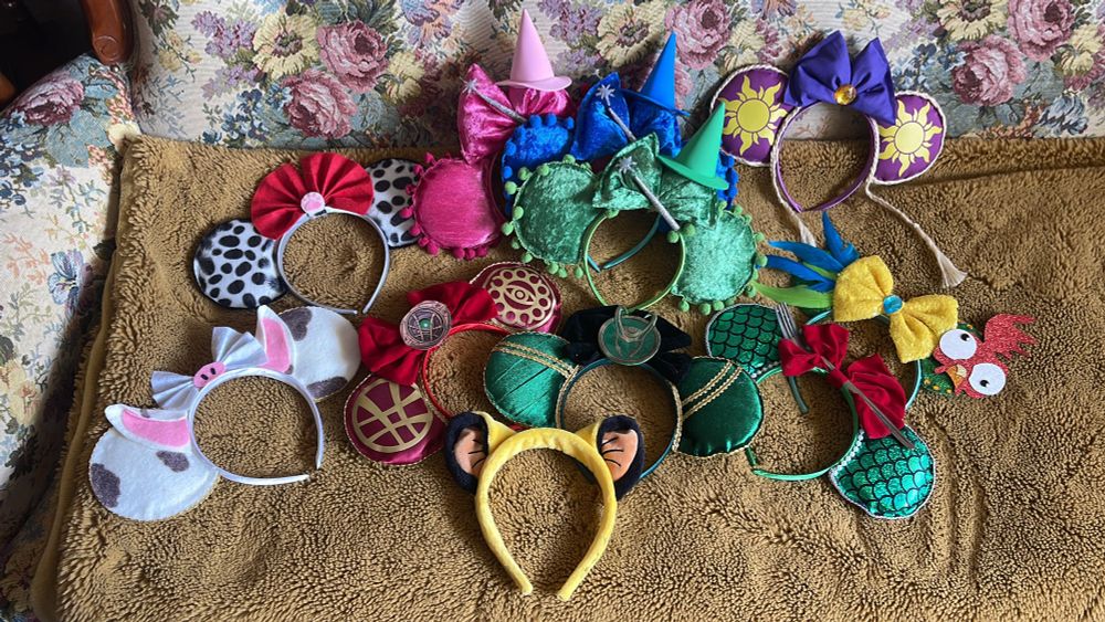 Zu sehen sind 11 Disney-Ohren verschiedener Charaktere. 