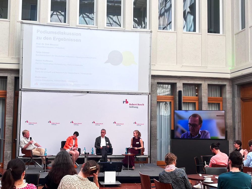 Podium bei der Vorstellung der Studie "Gemeinsam voran - Machbarkeitsstudie Deliberative Beteiligung in der Klimapolitik"
