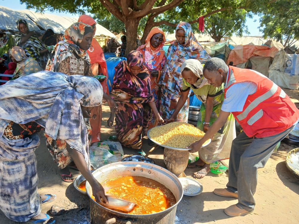 Sudan Røde Halvmåne og ICRC lager måltider i felleskjøkken for 10 000 mennesker daglig i Zamzam-leiren i Darfur.