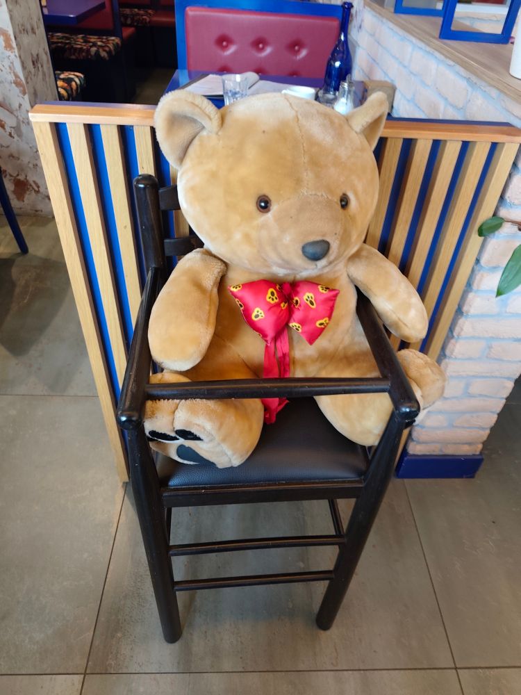 Bär im Kinderstuhl