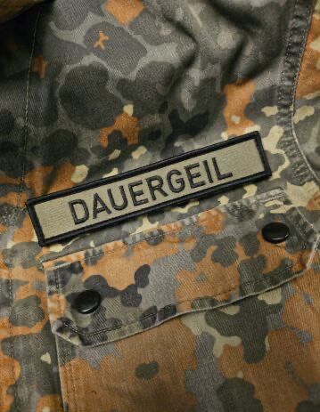 Feldbluse mit Namensschild „Dauergeil“