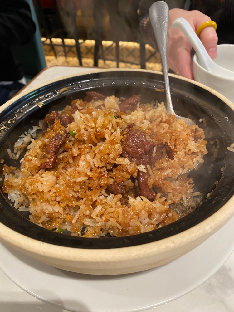 香港式土鍋炊き込みご飯写真。ソースがかかって全体的に茶色。ジャスミンライスの良い香りが立ち上る。