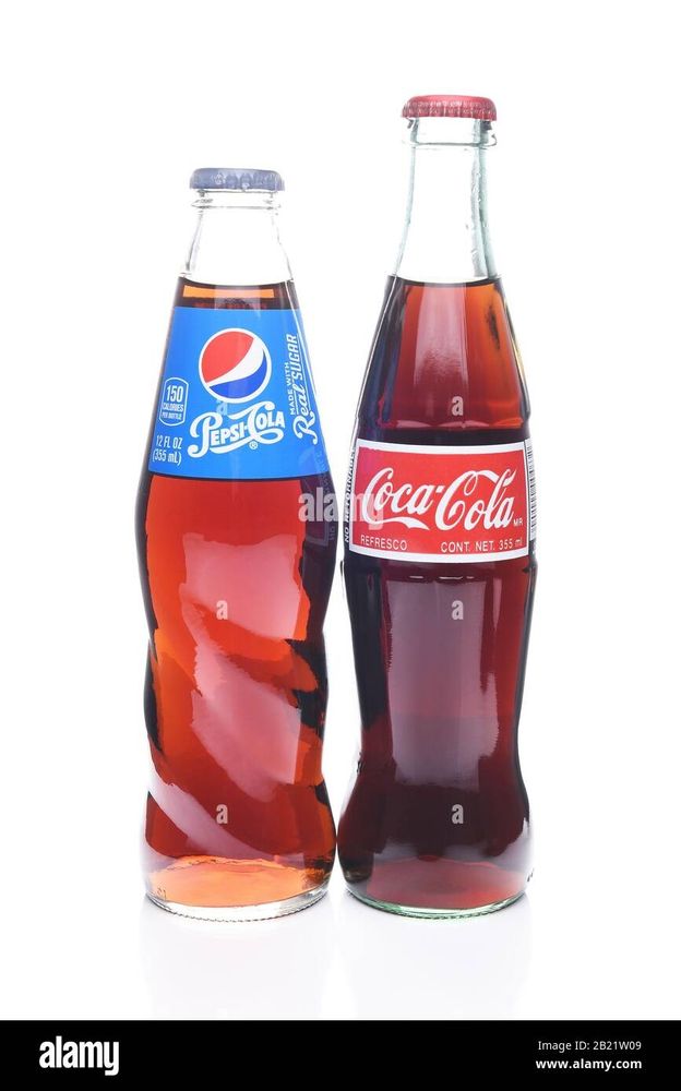 Une bouteille de Pepsi et une bouteille de Coca