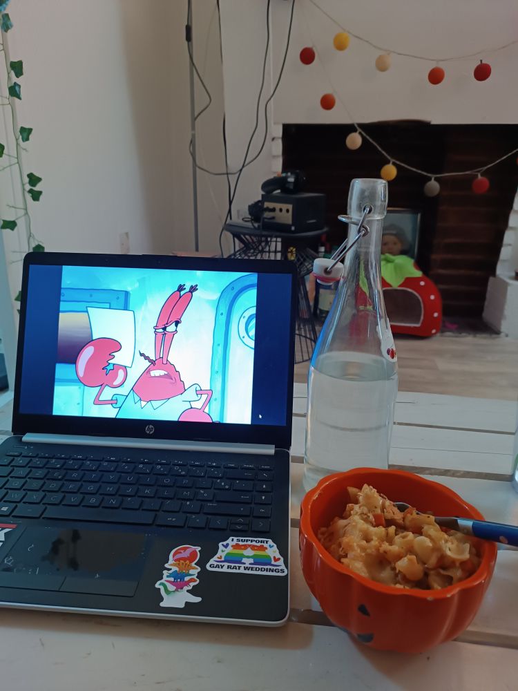 Bob l'éponge sur mon ordi et bol rempli de gratin de pâtes à côté 