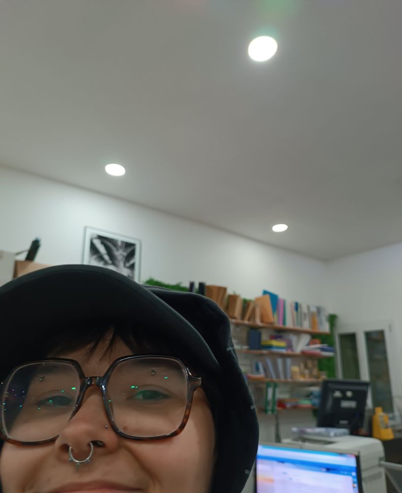 Bout de la tête de lena dans une imprimerie 