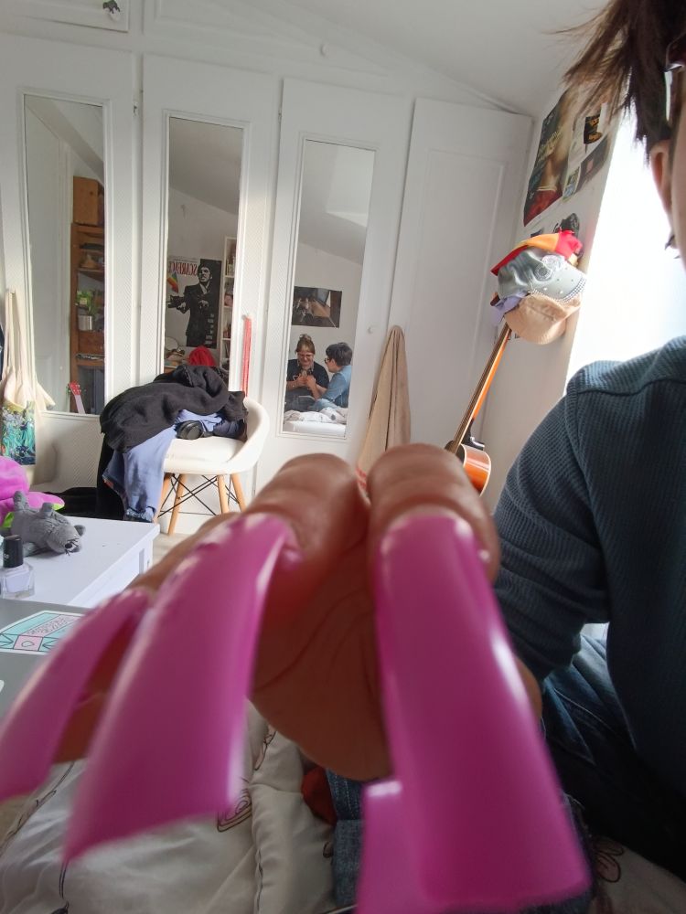 Longs ongles carrés et roses mal posés sur la main de lena, photo très menaçante en x0.5