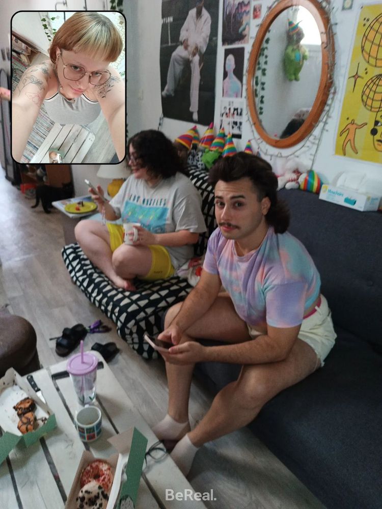 Mon bereal : photo de moi en plongée, jo et Sasha qui vibent sur le canapé, et table basse du salon recouverte de 2 cartons de donuts et de tasses de café 