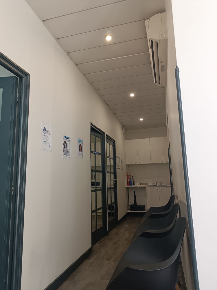 Intérieur de la salle d'attente d'un laboratoire d'analyses 