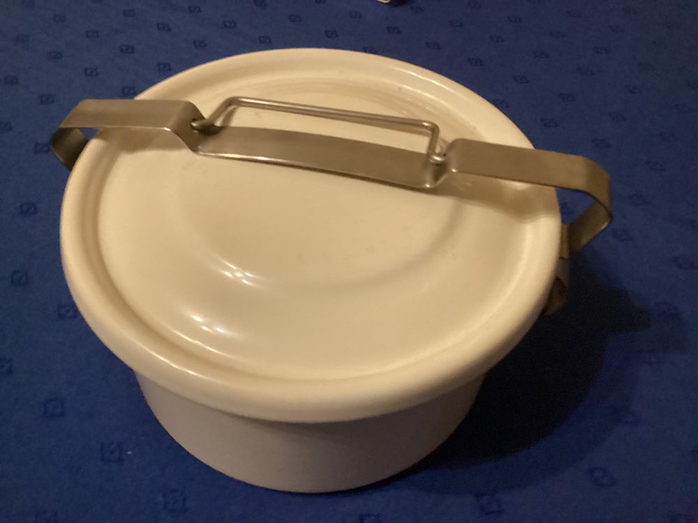 Weißer Emailbehälter mit einer Metallspange als Verschluß