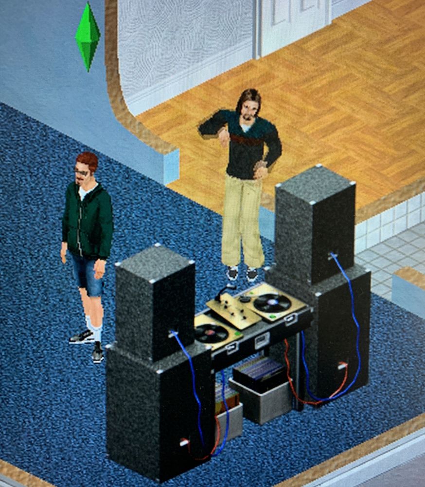 Igor Muller e Bruno Capelas, um homem ruivo e um de cabelo castanho, ambos com barbas, ouvem música no cenário do jogo The Sims (2000). 