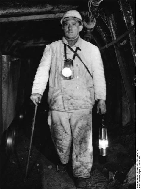 schwarz weiß Fotografie Bergmann mit Grubenlampe
