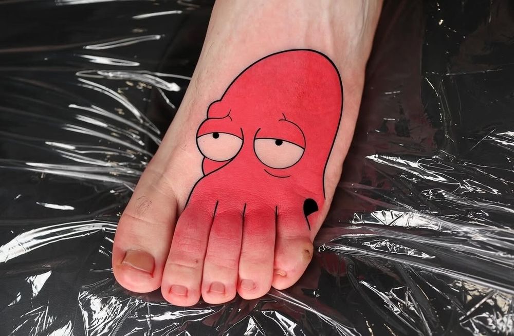 Fuß Tattoo Motiv der Kopf von Dr. Zoidberg aus Futurama (farbig, rot) die Zehen dienen als Mund Tentakel 