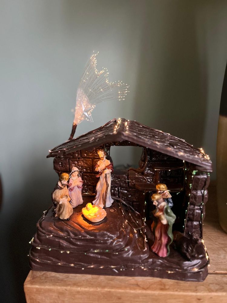 Nativity scene with BJ on a pie