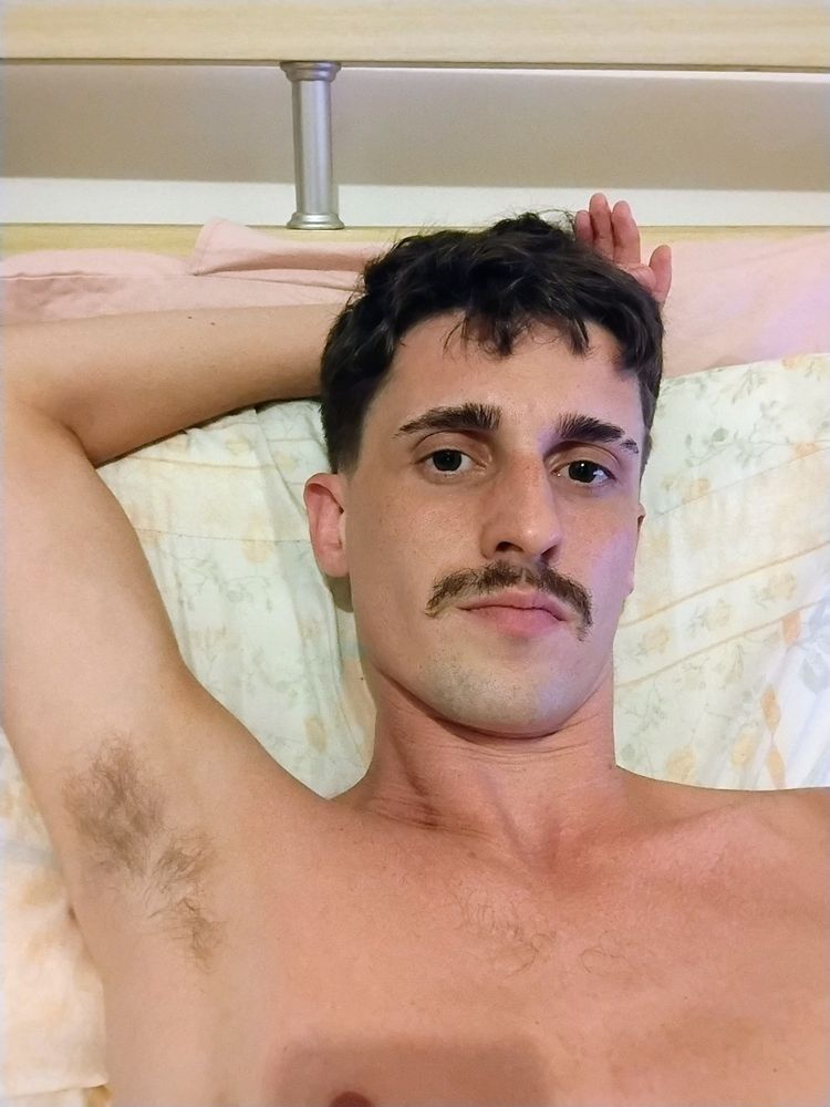 foto tipo "selfie" minha, um homem branco com a pele levemente queimada e vermelha, da linha do mamilo para cima dando enfoque para o suvaco esquerdo levantado.