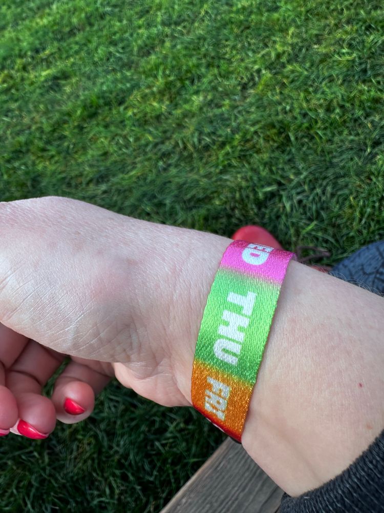 Das Einlassarmband zum Festival um den Arm.